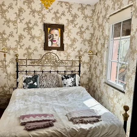 Villa Artcity - 3 Boutique Suits In Historic Town *